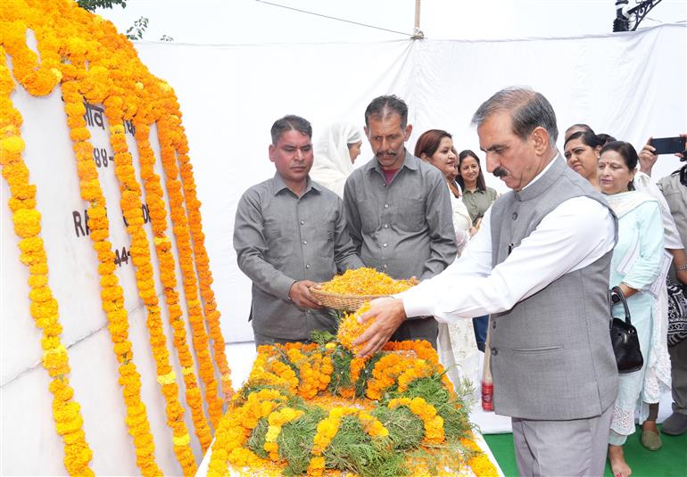 CM Thakur Sukhwinder Singh paid tribute to former PM Rajiv Gandhi on his death anniversary