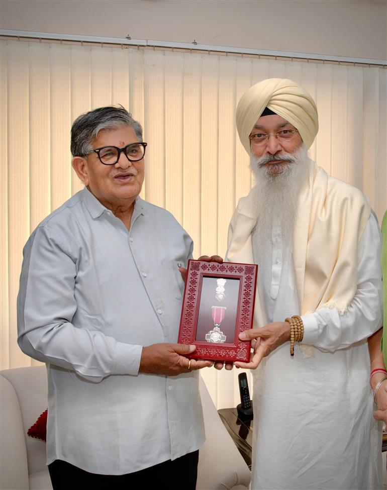 The Governor of Punjab honored Padma Shri Bhai Harjinder Singh Ji (Srinagar Vale) at Raj Bhavan